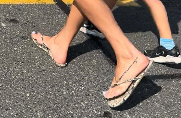 Creep Shots Sexy MILF & her Pretty Feet #QaSPblDF