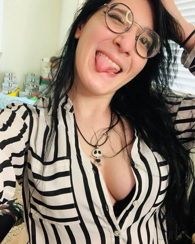 Dumb slut leaves her phone unlocked for a friend to share her pics, let's all enjoy them #EzdeNLL6
