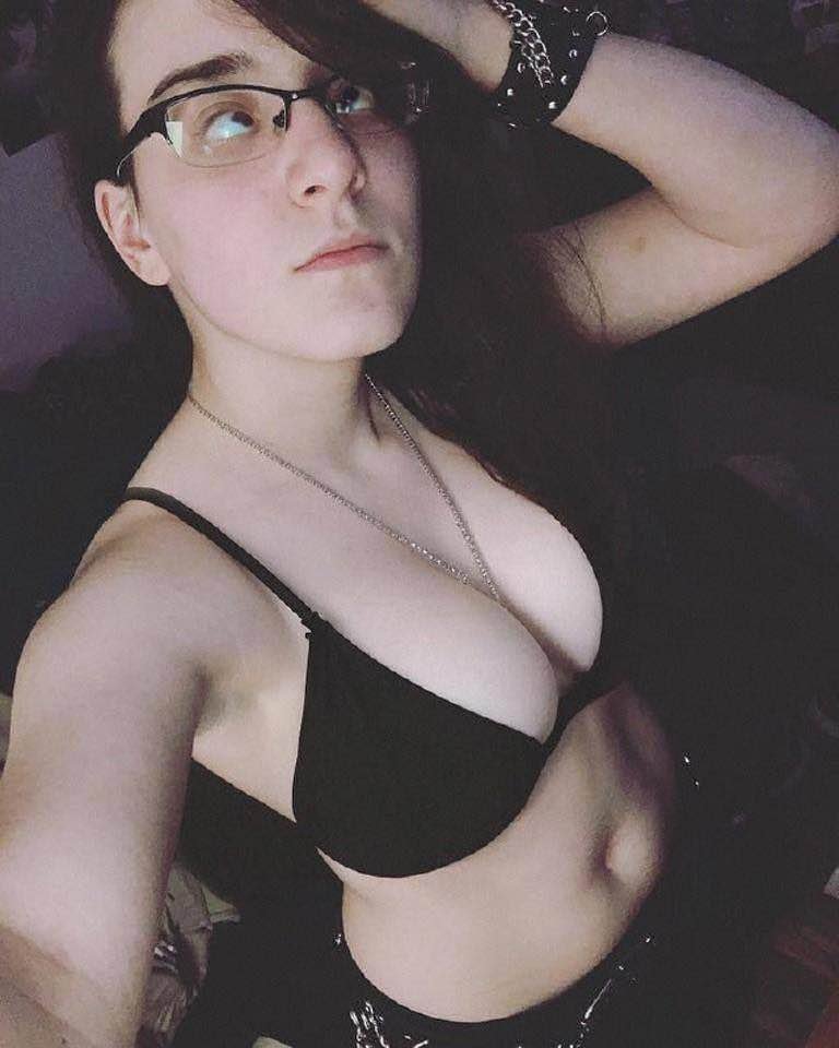 Dumb slut leaves her phone unlocked for a friend to share her pics, let's all enjoy them #MvfvfOPW